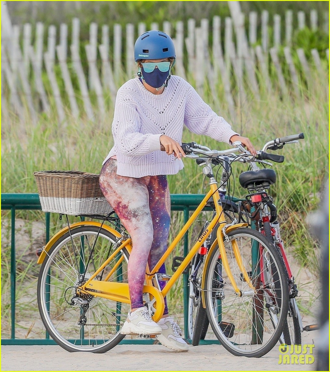 jennifer-lopez-alex-rodriguez-bike-ride-starry-leggings-02.jpg