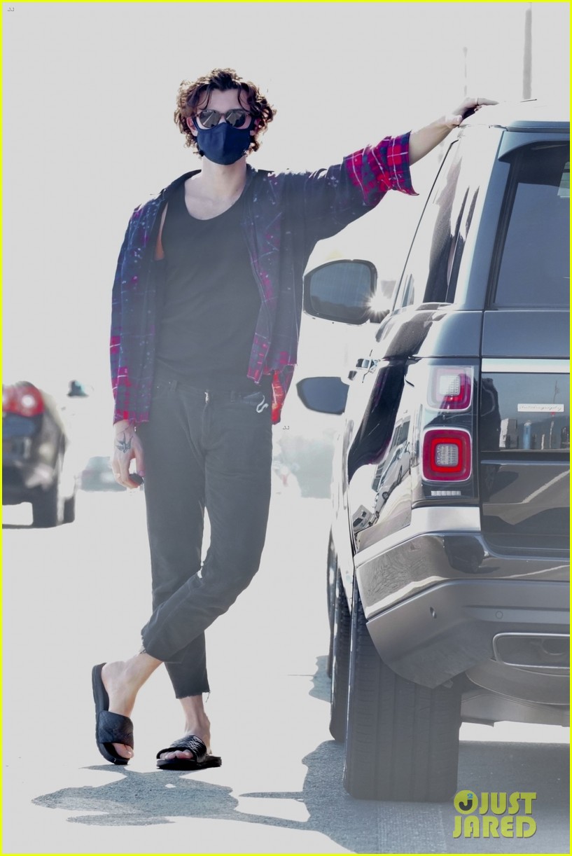 shawn-mendes-face-mask-while-out-in-malibu-04.jpg