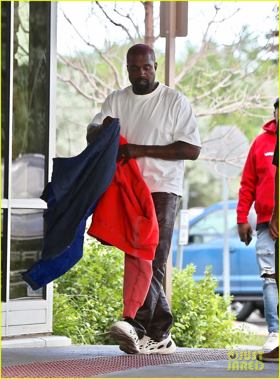 kanye-west-makes-quick-trip-to-hospital-in-wyoming-13.jpg