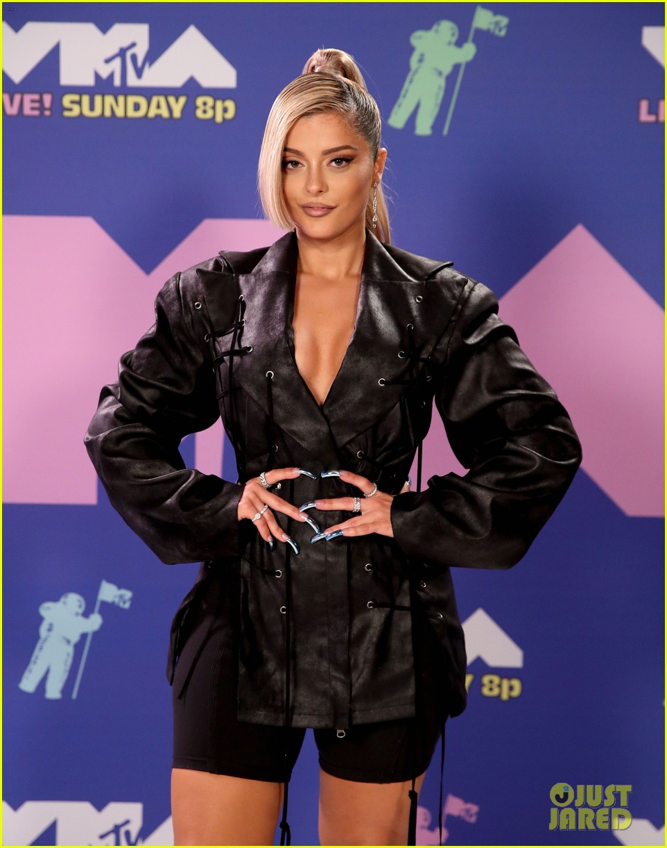 nicole-richie-bebe-rexha-2020-vmas-05.jpg