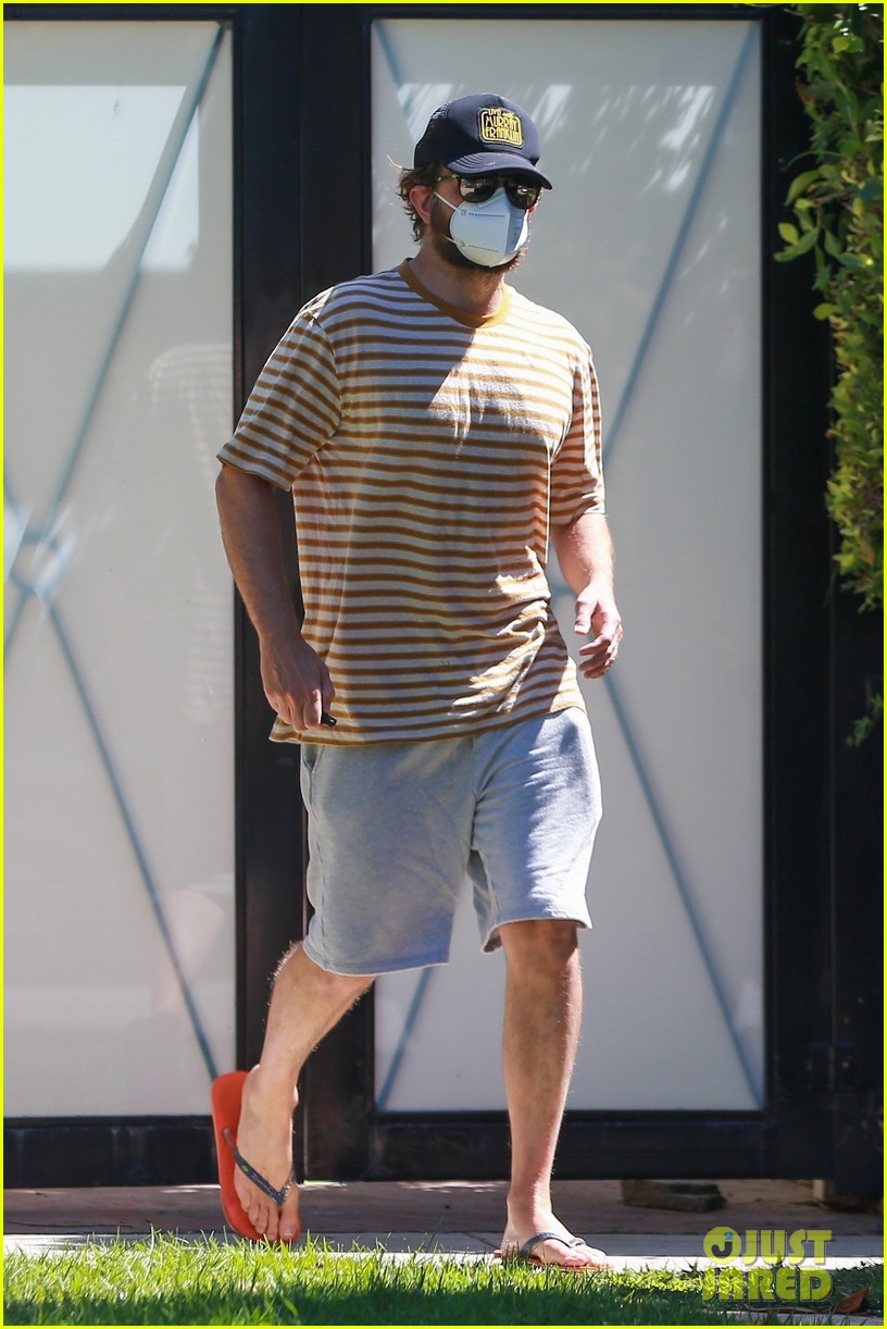 bradley-cooper-mask-santa-monica-august-2020-03.jpg