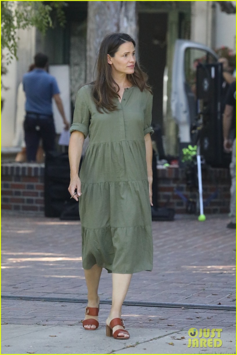 jennifer-garner-gets-back-to-work-filming-pacific-palisades-03.jpg