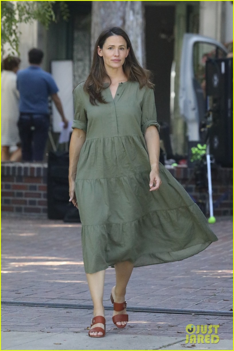 jennifer-garner-gets-back-to-work-filming-pacific-palisades-05.jpg