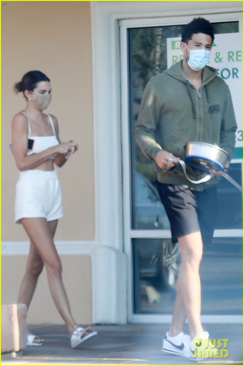 kendall-jenner-pet-store-with-devin-booker-01.jpg