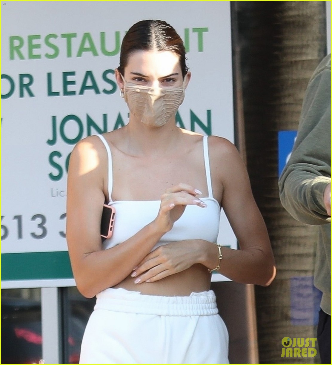 kendall-jenner-pet-store-with-devin-booker-04.jpg