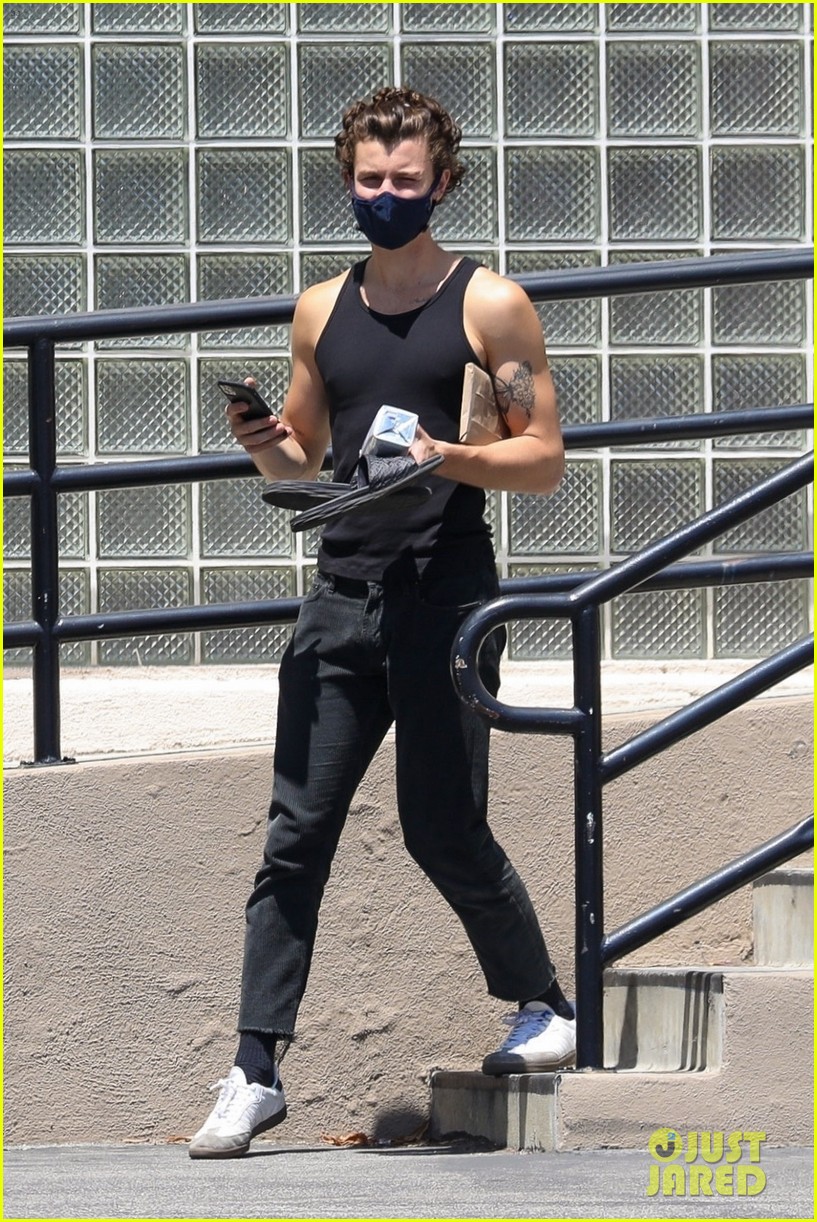 shawn-mendes-shows-off-his-muscles-day-at-studio-03.jpg