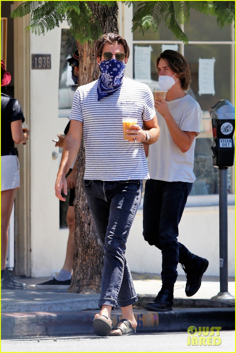zachary-quinto-heads-out-coffee-run-with-a-friend-01.jpg