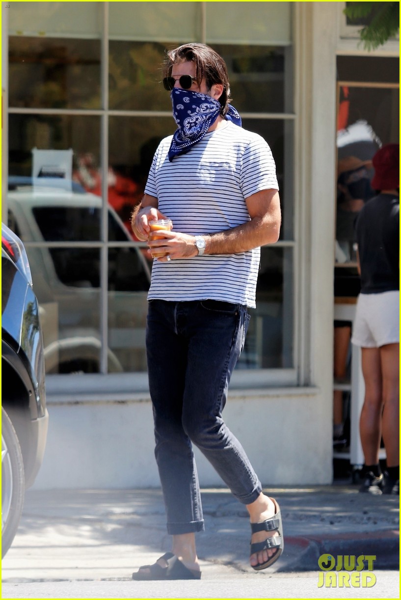 zachary-quinto-heads-out-coffee-run-with-a-friend-05.jpg