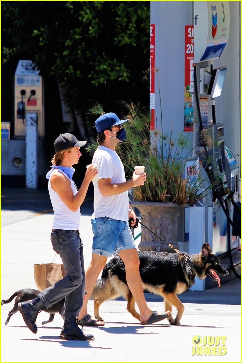 zachary-quinto-picks-up-food-with-a-friend-01.jpg