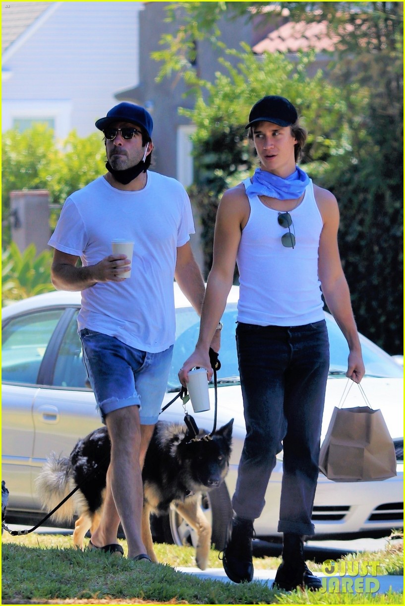 zachary-quinto-picks-up-food-with-a-friend-05.jpg