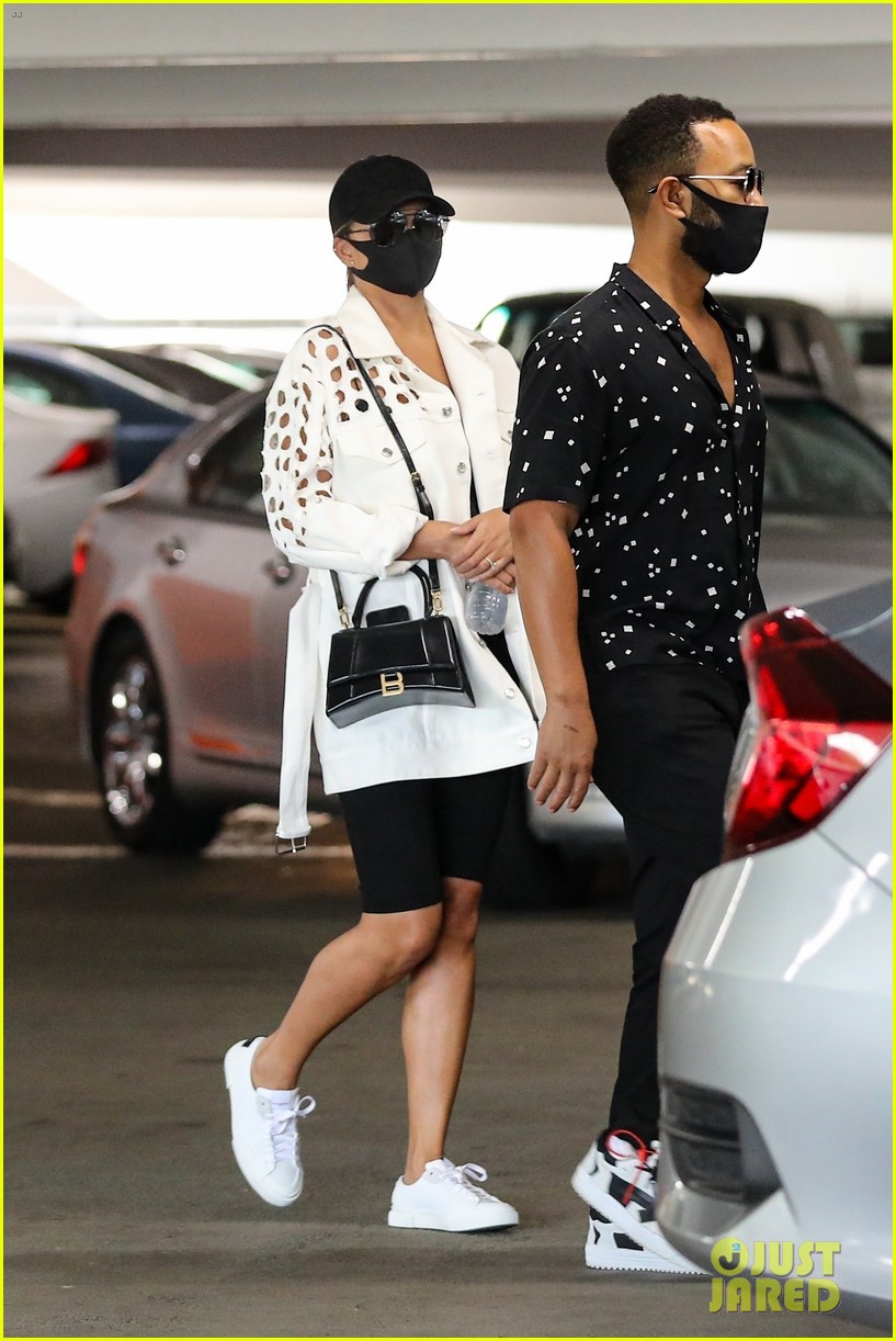 chrissy-teigen-john-legend-three-dollar-face-mask-05.jpg