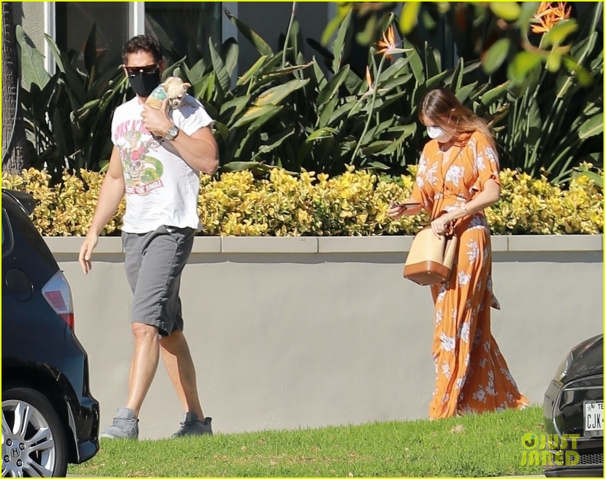 sofia-vergara-joe-manganiello-step-out-with-their-dog-04.jpg