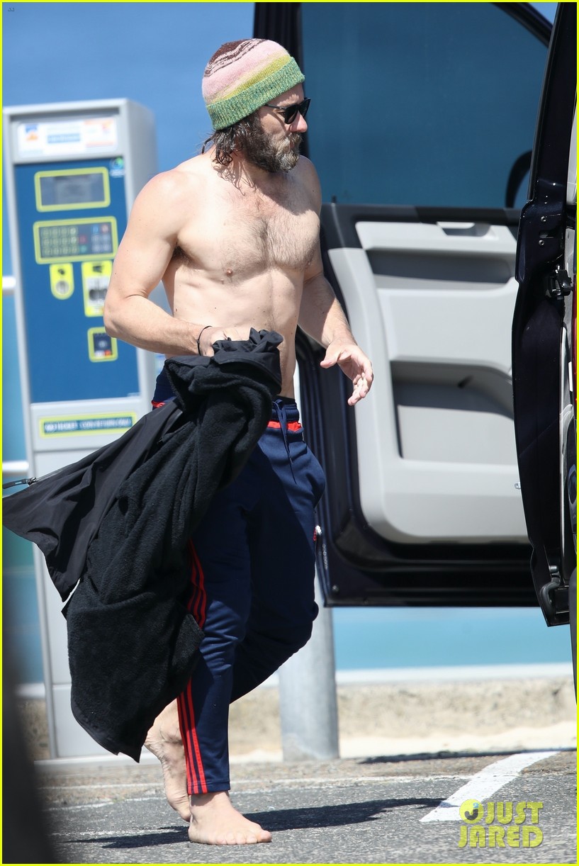 joel-edgerton-flaunts-his-abs-after-surfing-in-australia-15.jpg
