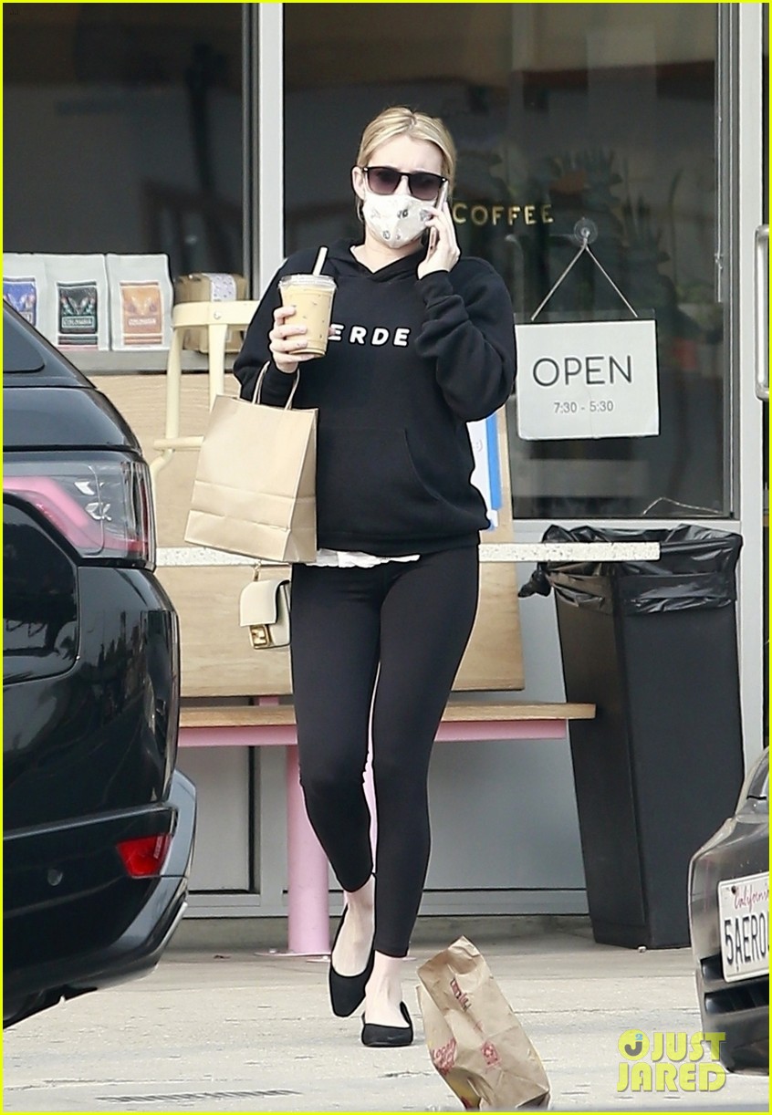 pregnant-emma-roberts-heads-out-on-coffee-run-01.jpg