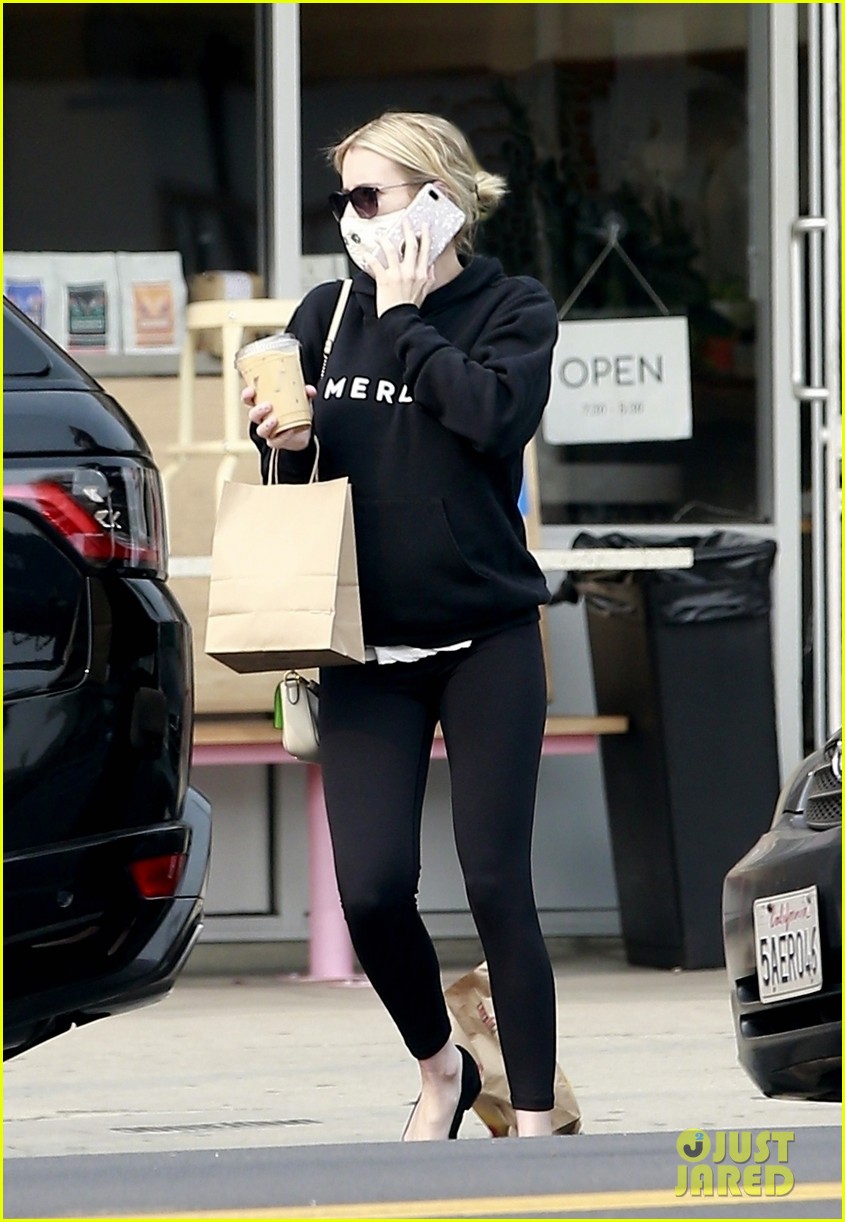 pregnant-emma-roberts-heads-out-on-coffee-run-03.jpg