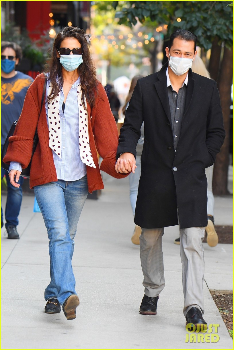katie-holmes-hand-in-hand-with-emilio-vitolo-jr-01.jpg