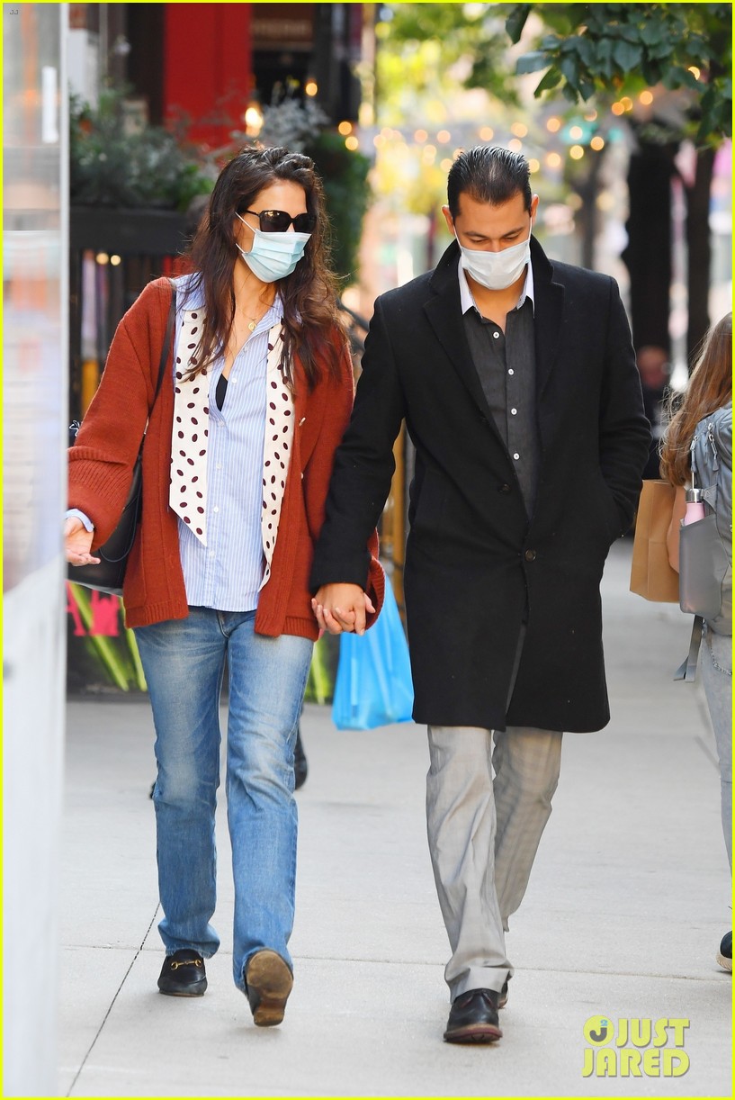 katie-holmes-hand-in-hand-with-emilio-vitolo-jr-08.jpg
