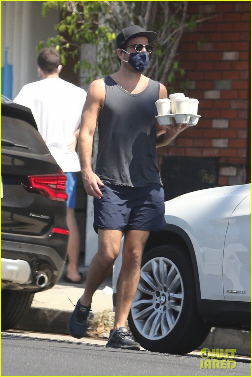 zachary-quinto-bares-his-arms-during-la-heatwave-02.jpg