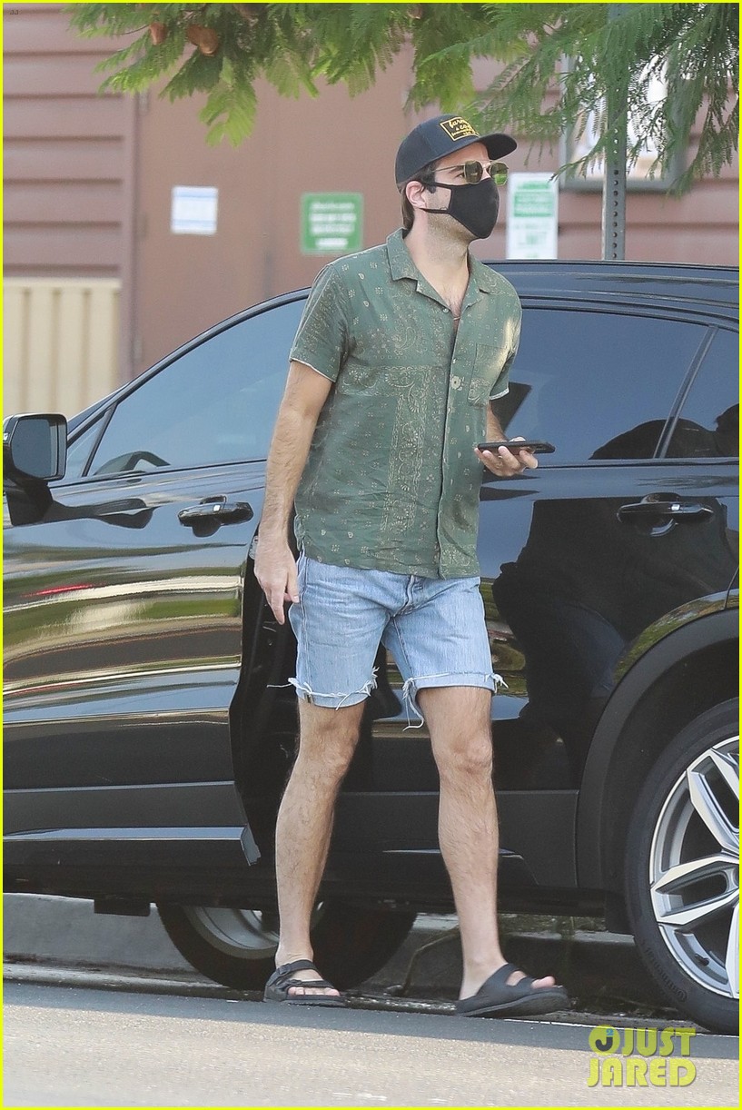 zachary-quinto-heads-out-on-morning-coffee-run-05.jpg