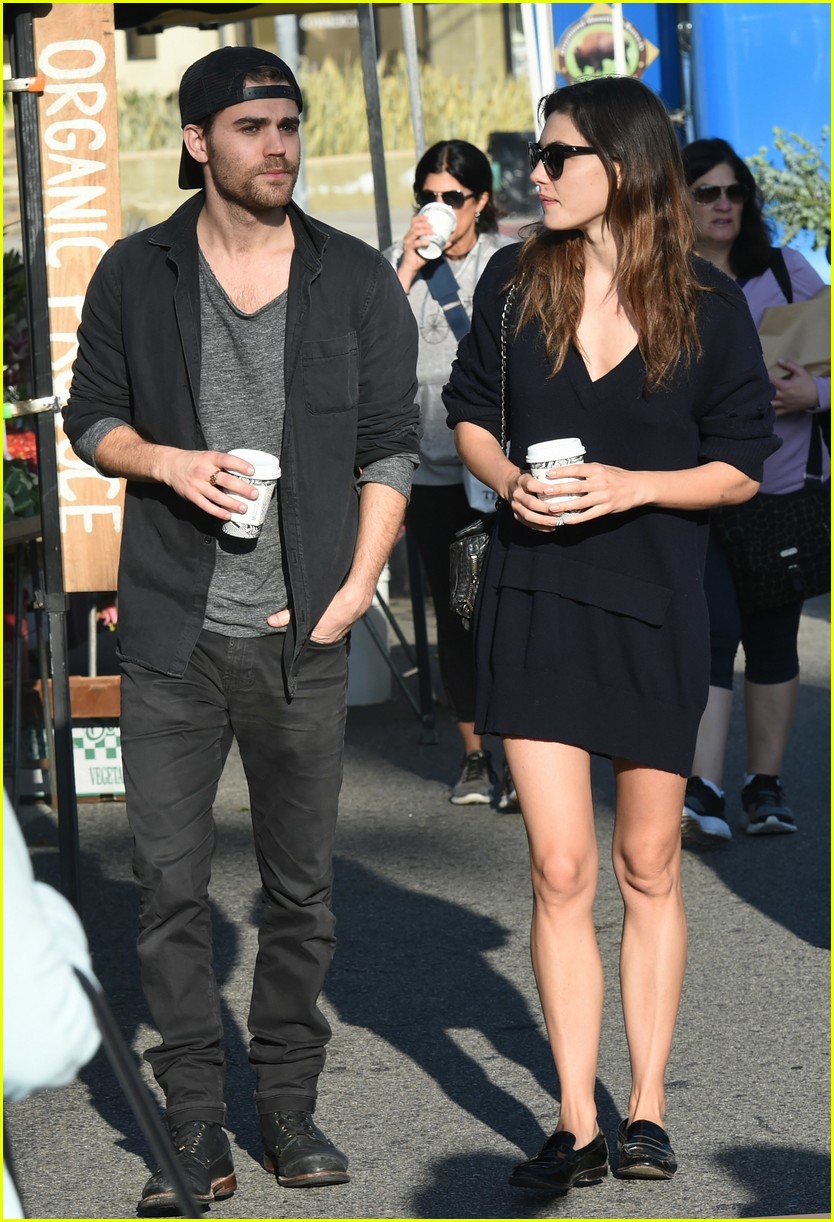 paul-wesley-phoebe-tonkin-farmers-market-01.jpg