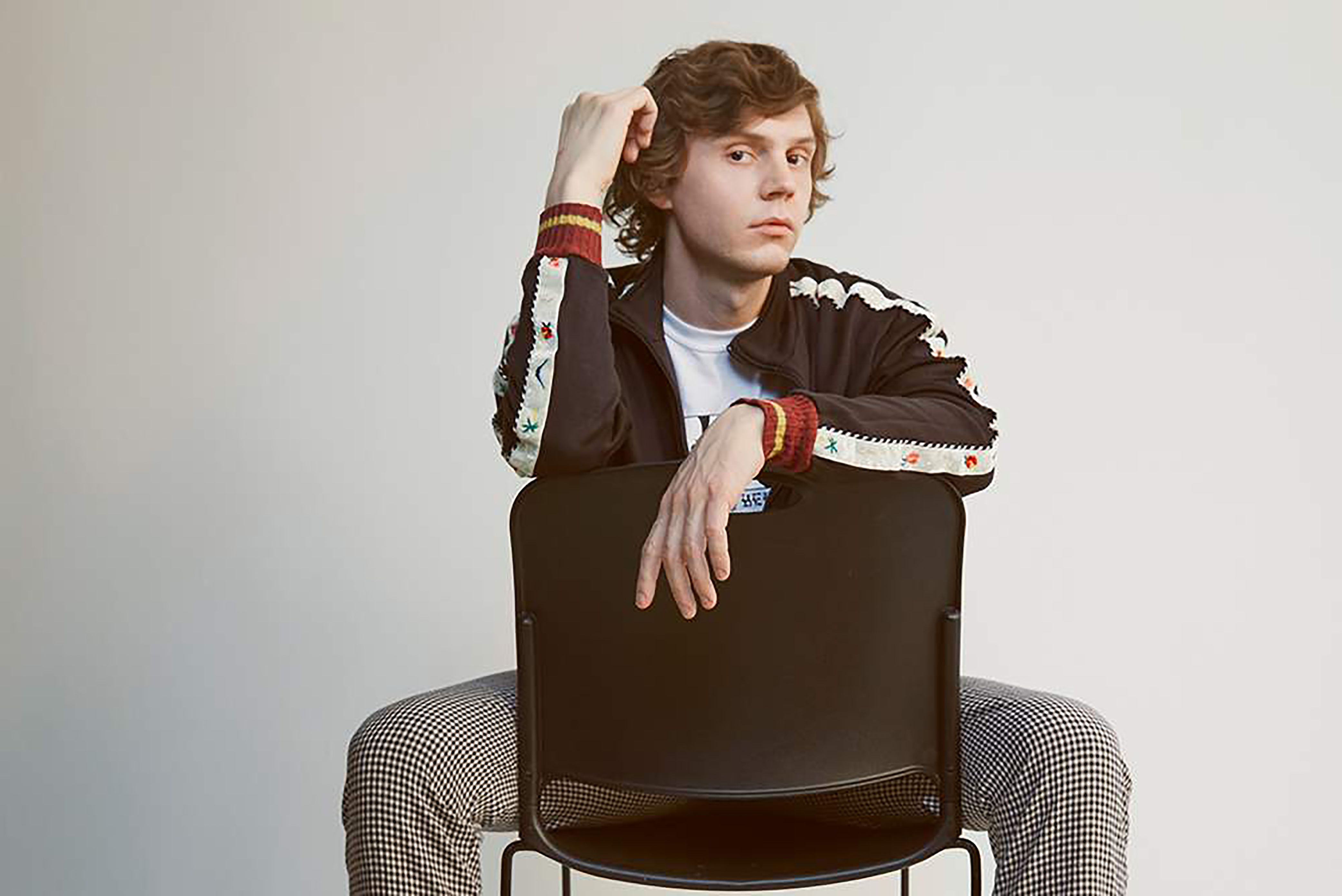 evan-peters-opens-up-about-his-role-in-pose-02.jpg