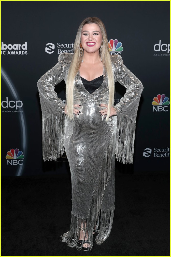 kelly-clarkson-opens-billboard-music-awards-01.JPG