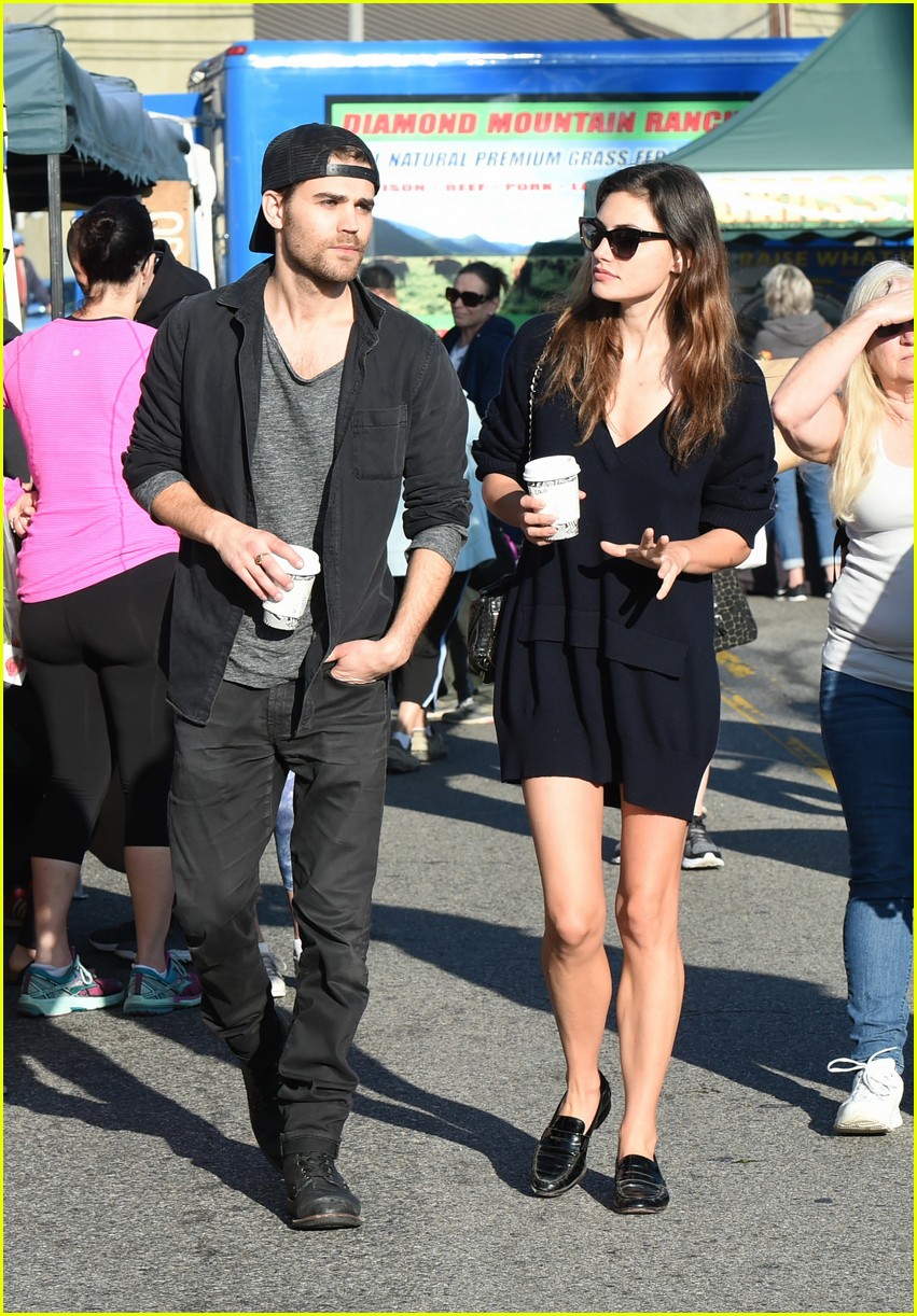 paul-wesley-phoebe-tonkin-farmers-market-10.jpg