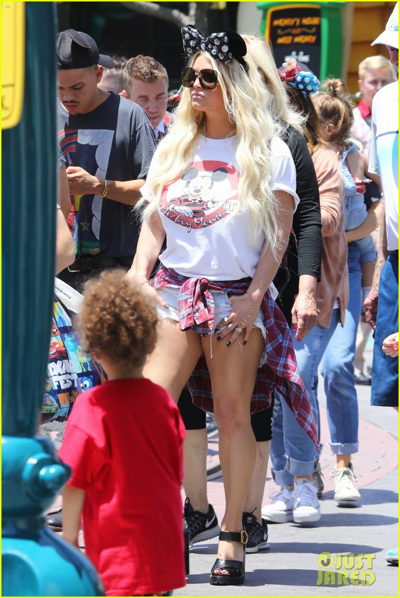 jessica-simpson-take-their-kids-to-disneyland-07.jpg