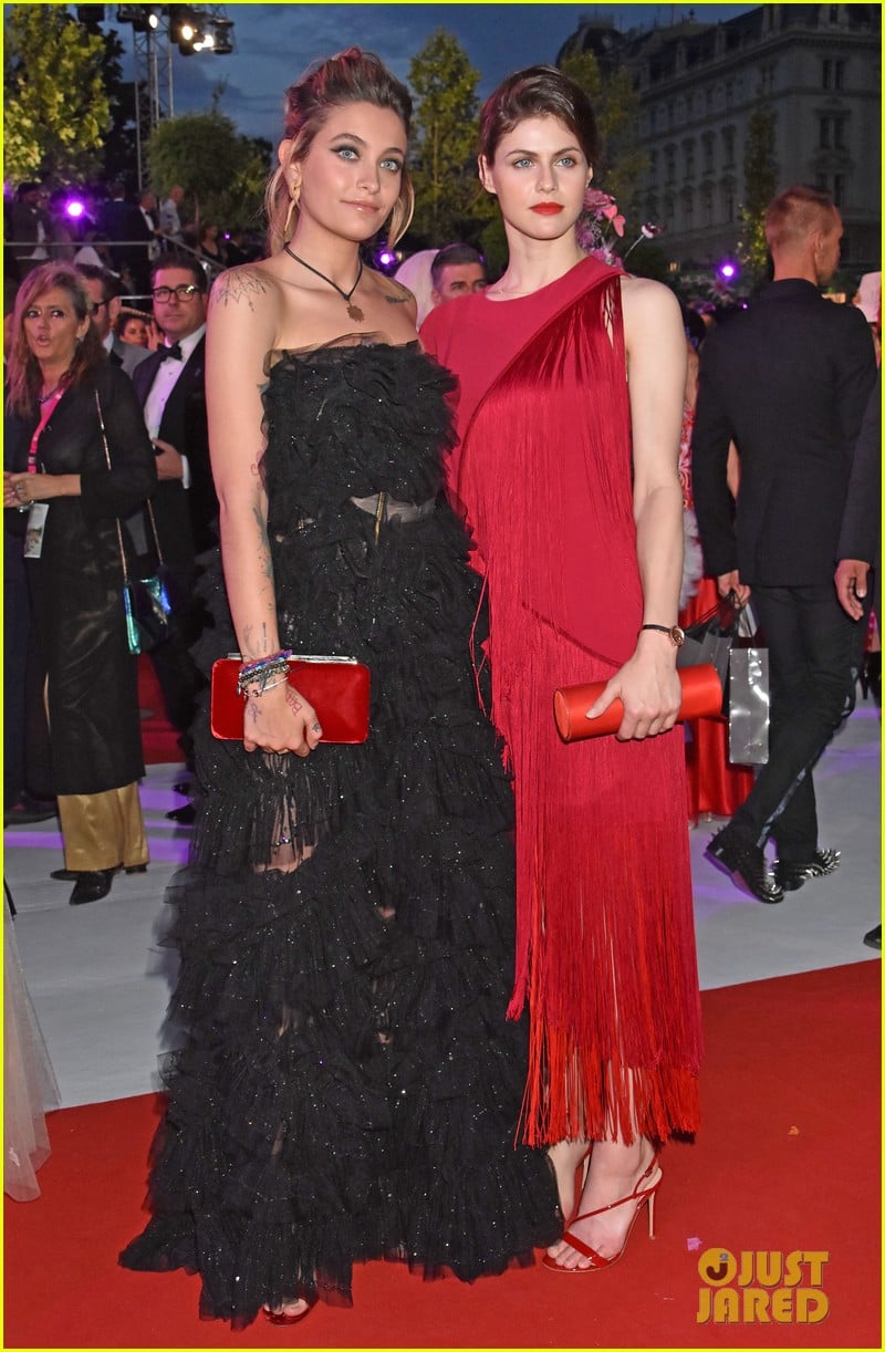 paris-jackson-alexandra-daddario-life-ball-07.jpg