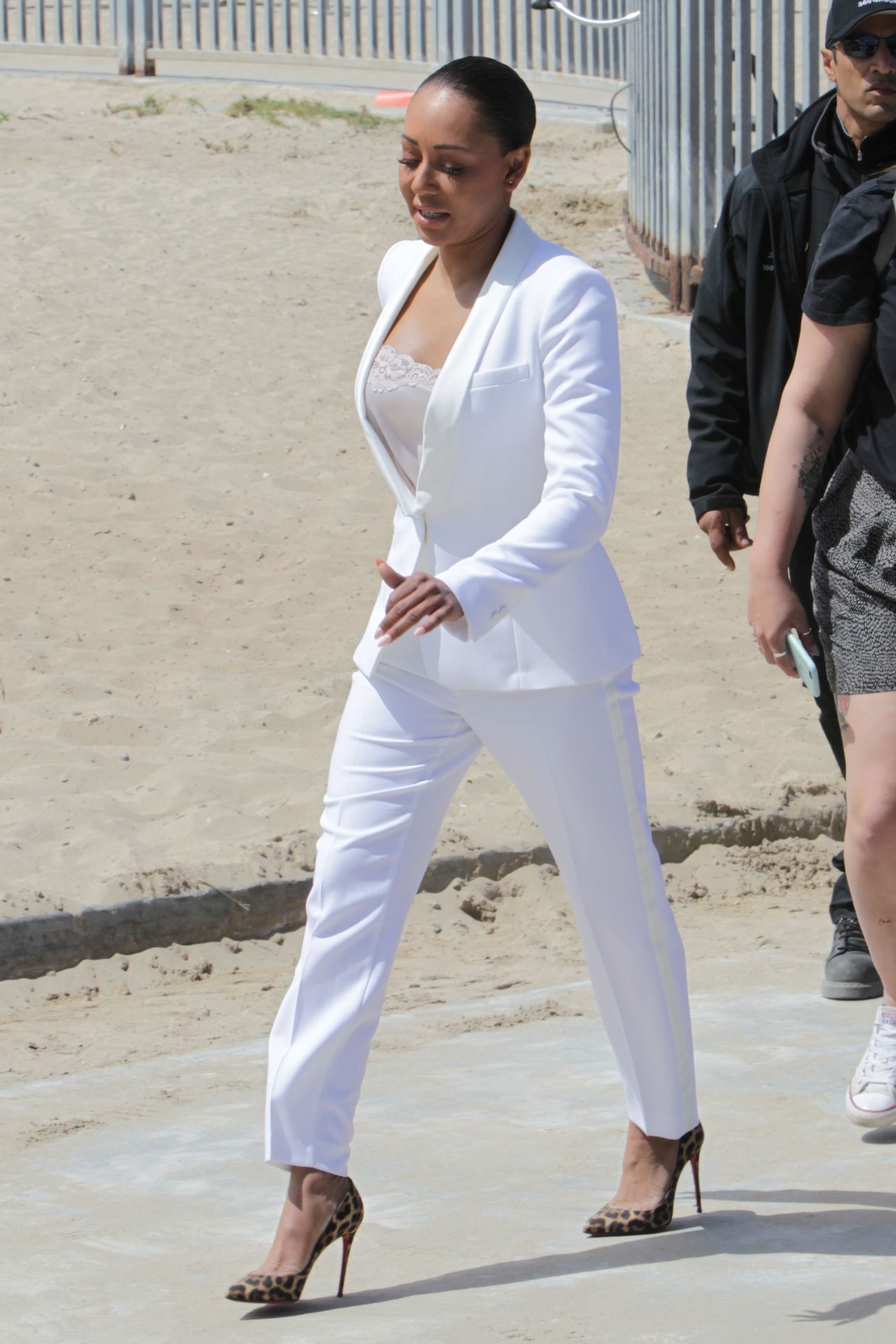 melanie-brown-today-show-hosted-by-kathie-gifford-hoda-at-venice-beach-in-venice-05-25-2018-11.jpg