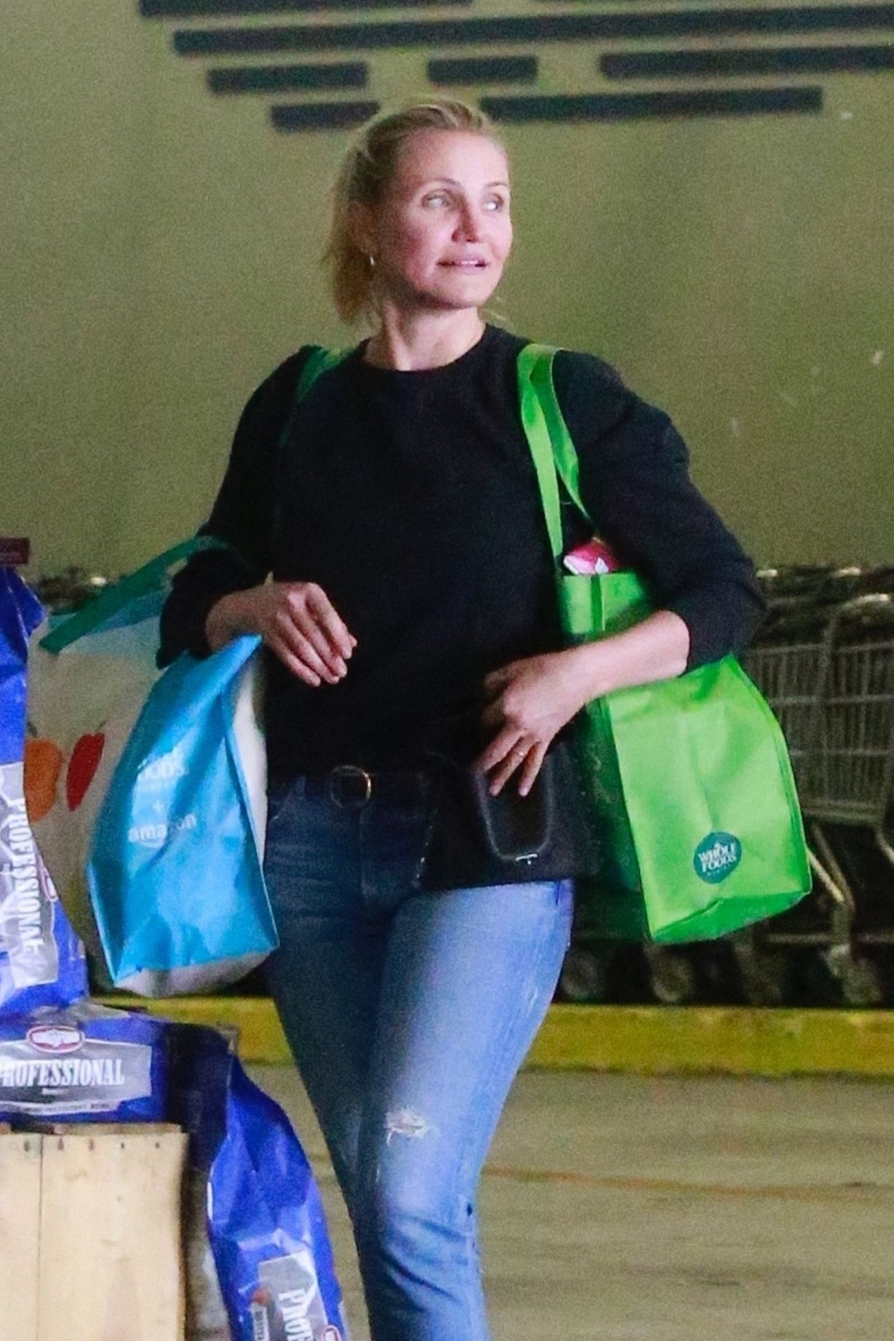 cameron-diaz-whole-foods-in-beverly-hills-06-16-2018-6.jpg