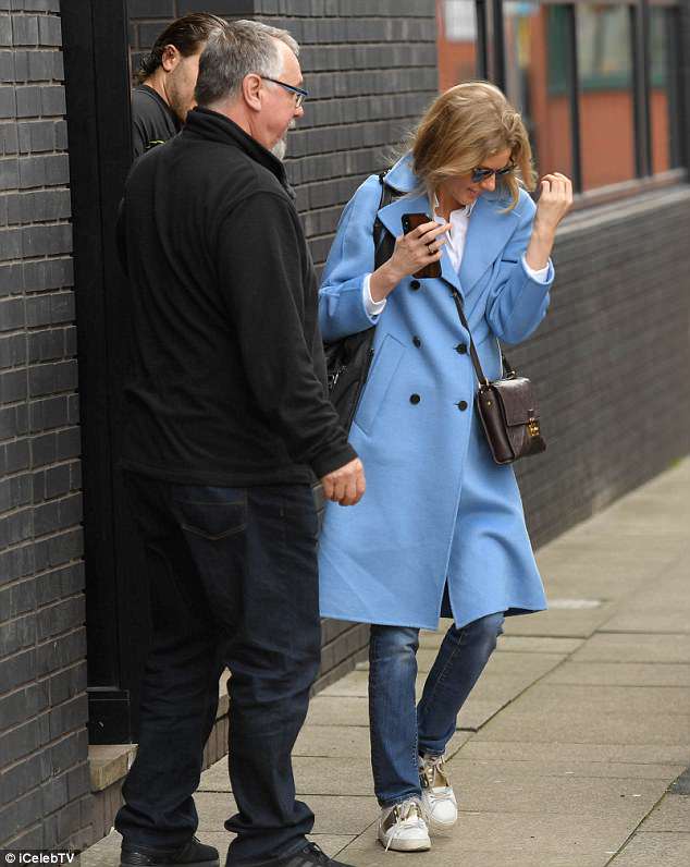 4ACAC37D00000578-5574881-On_top_form_Donna_Air_looked_stylish_in_a_light_blue_raincoat_as-m-16_1522787538201.jpg