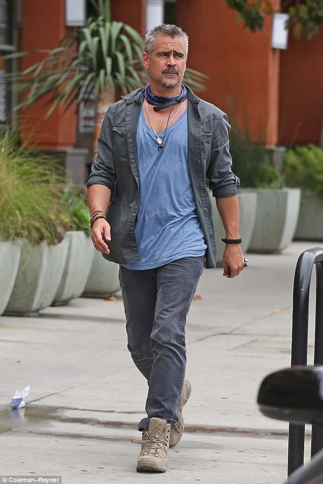 4C81E24B00000578-5756345-Silver_fox_Colin_Farrell_was_spotted_out_and_about_on_Monday_in_-a-11_1526973301402.jpg
