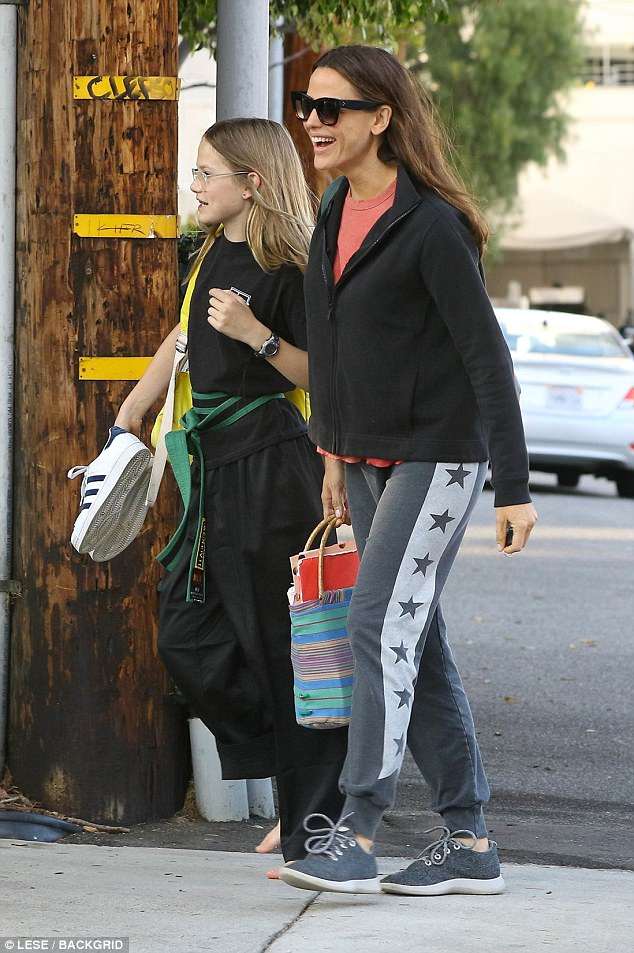4C92CCDB00000578-5765799-Jennifer_Garner_looks_relaxed_in_a_grey_tracksuit_and_fleece_jac-a-16_1527148679507.jpg