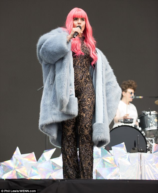 4CAF7D5100000578-0-Head_turning_Paloma_Faith_took_to_the_stage_in_a_bright_pink_wig-m-42_1527458309422.jpg