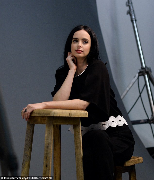 32C7F29400000578-3520916-The_Breaking_Bad_beauty_wore_her_glossy_long_raven_tresses_in_a_-m-55_1459637830972.jpg