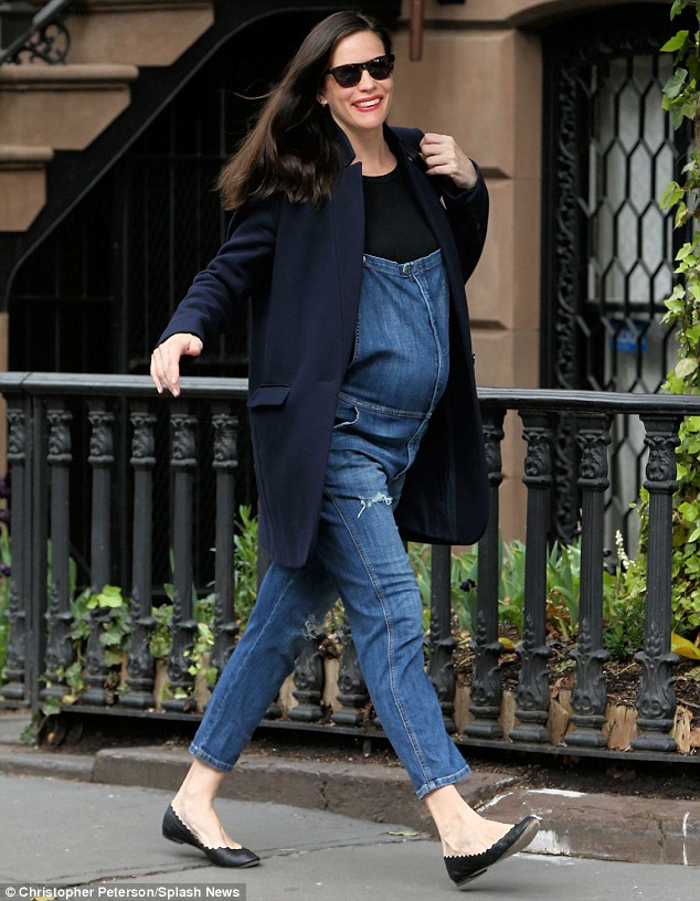 339F983600000578-3564530-Tres_bon_Pregnant_Liv_Tyler_looked_nicely_dressed_in_overalls_as-m-133_1461877718438.jpg