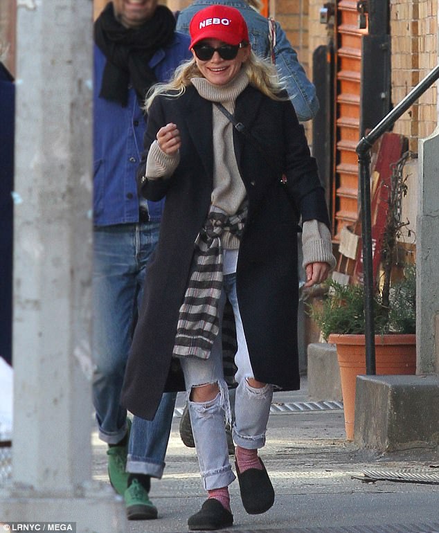 3F1F990600000578-4396866-Dressed_for_comfort_Ashley_Olsen_dabbled_in_the_tricky_granny_ch-a-2_1491809632623.jpg