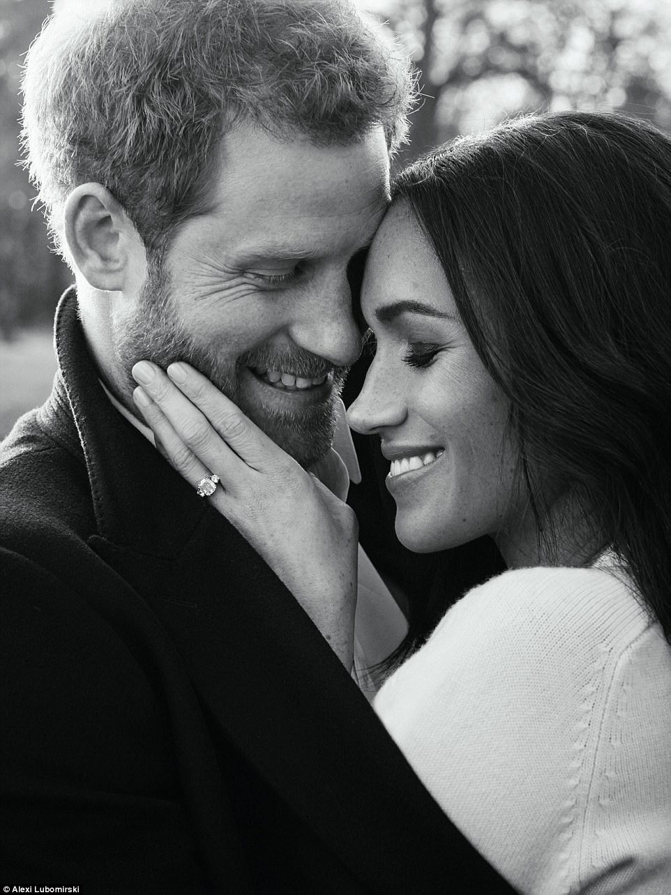 477F9C0000000578-5201959-Harry_and_Meghan_released_the_official_engagement_portraits_almo-a-126_1513860094051.jpg
