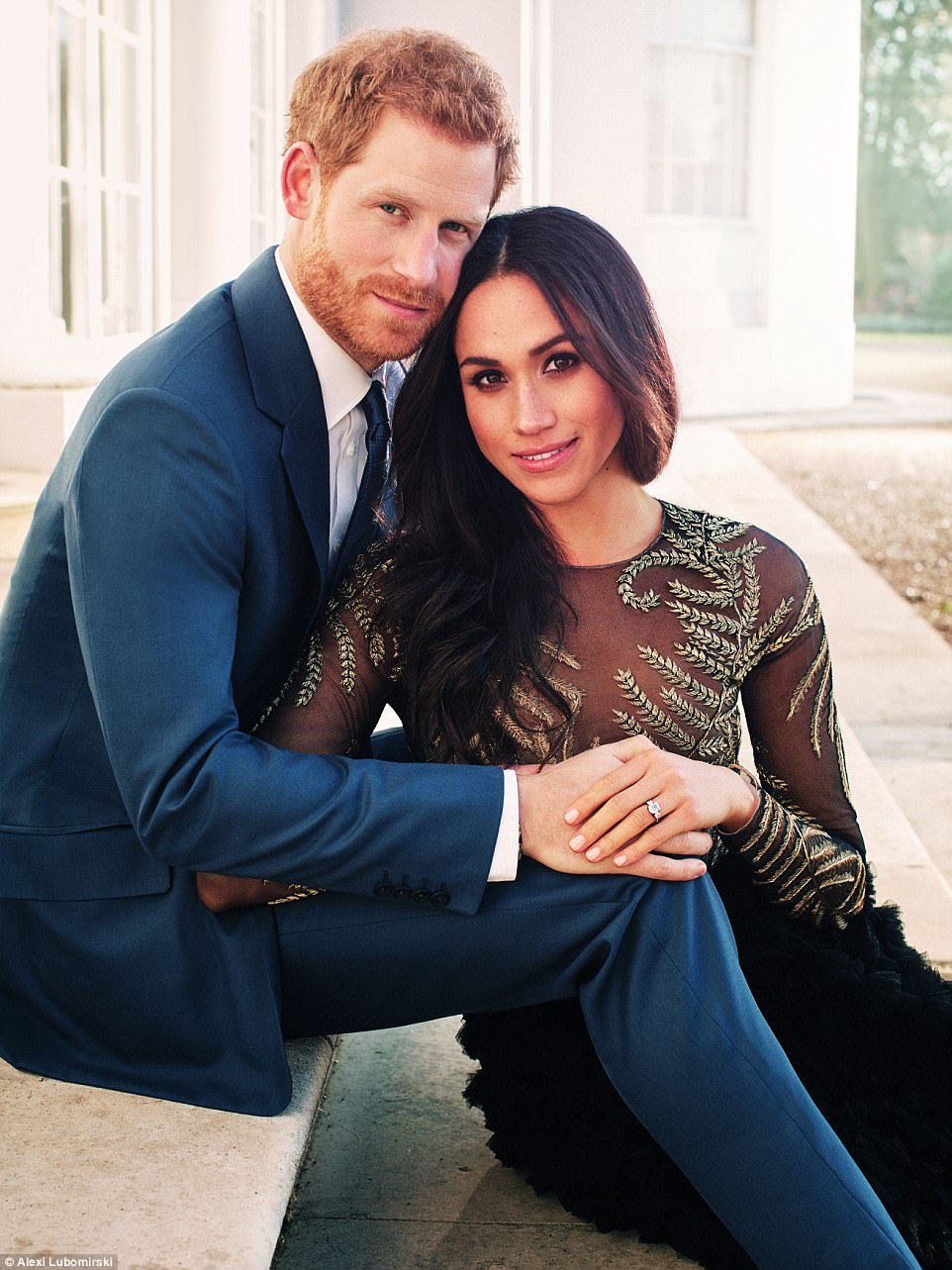 477F9C5000000578-5201959-One_of_the_two_photographs_of_Prince_Harry_and_Meghan_Markle_tak-a-127_1513860095495.jpg