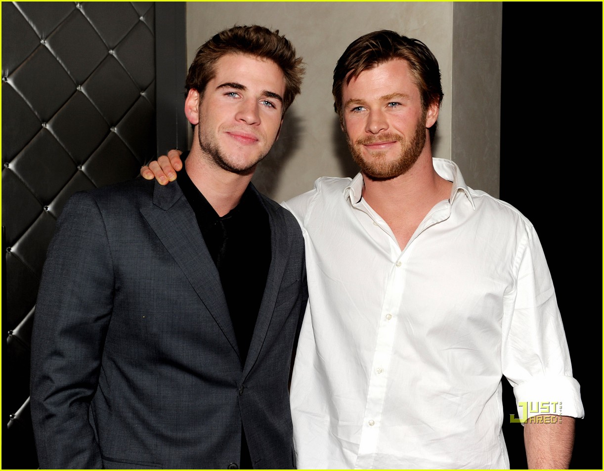 Liam-Hemsworth-and-Chris-Hemsworth-chris-and-liam-hemsworth-26771187-1222-953.jpg