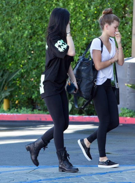 Kylie_Jenner_Kylie_Jenner_Hangs_Friend_LA_ki_Xm_EA.jpg