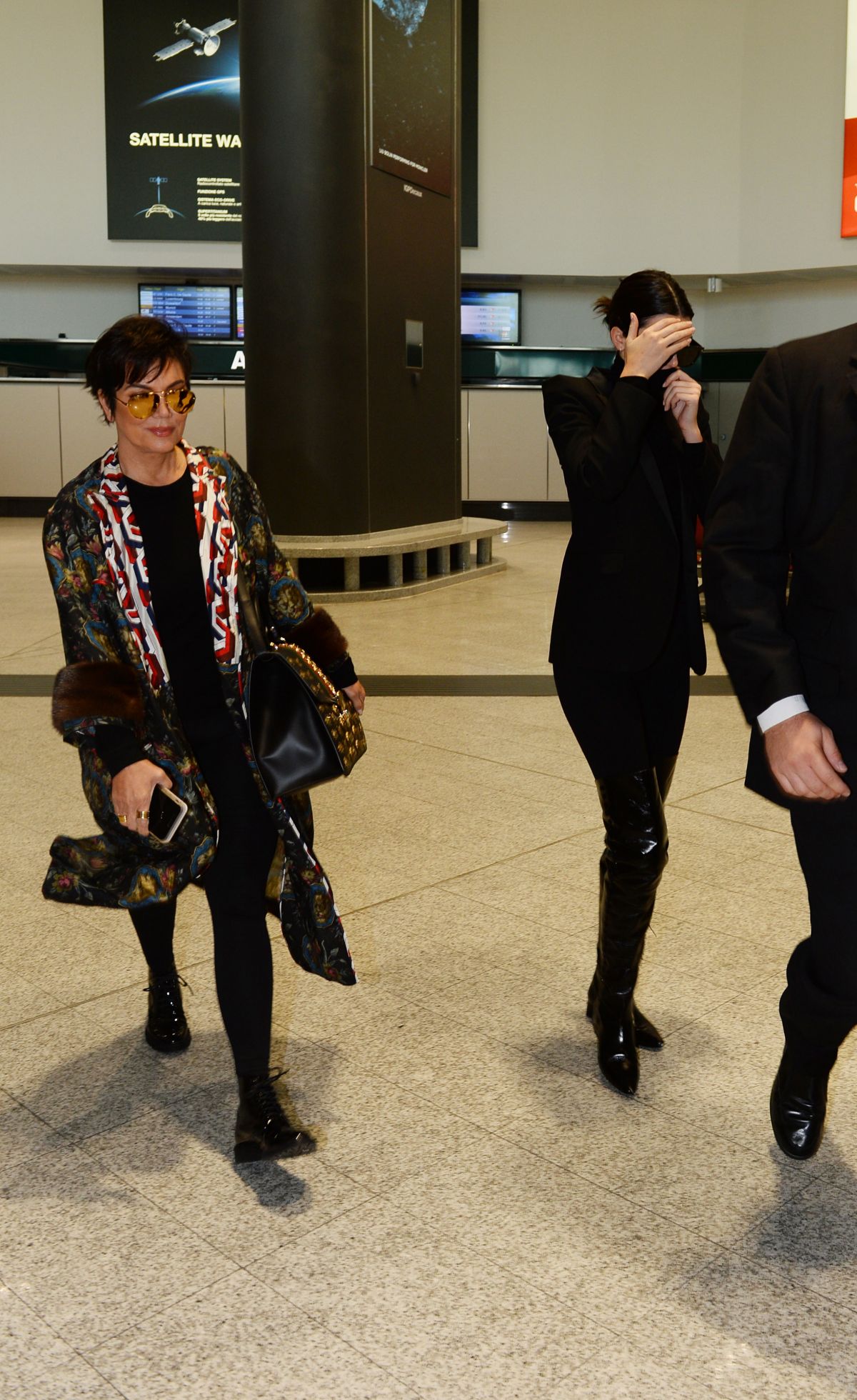 kendall-and-kris-jenner-arrives-at-malpensa-airport-in-milan-09-20-2017_4.jpg