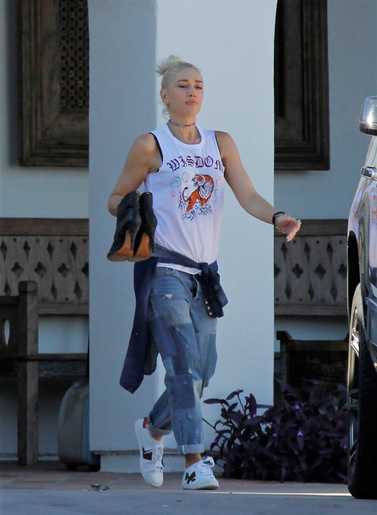 pregnant-gwen-stefani-leaves-palm-springs-09-24-2017-0.jpg