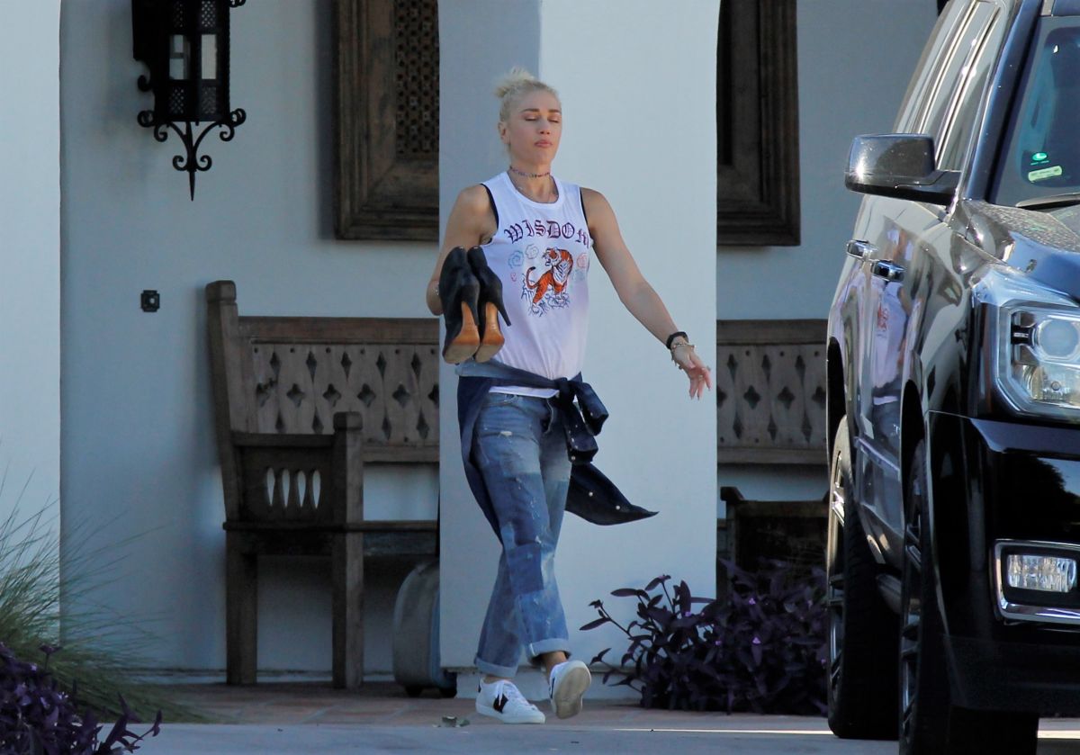 pregnant-gwen-stefani-leaves-palm-springs-09-24-2017-1.jpg