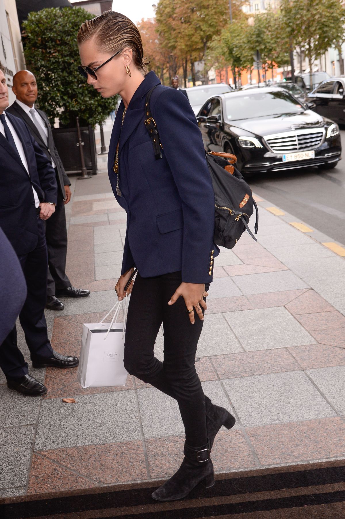 cara-delevingne-arrives-at-her-hotel-in-paris-09-28-2018-1.jpg