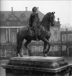 t3976-equestrian-statue-of-frederick-v-of-jacques-fran-ois-joseph-saly.jpg